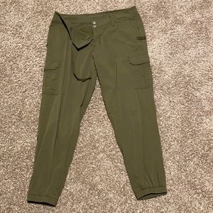 Hiking joggers with cargo pockets